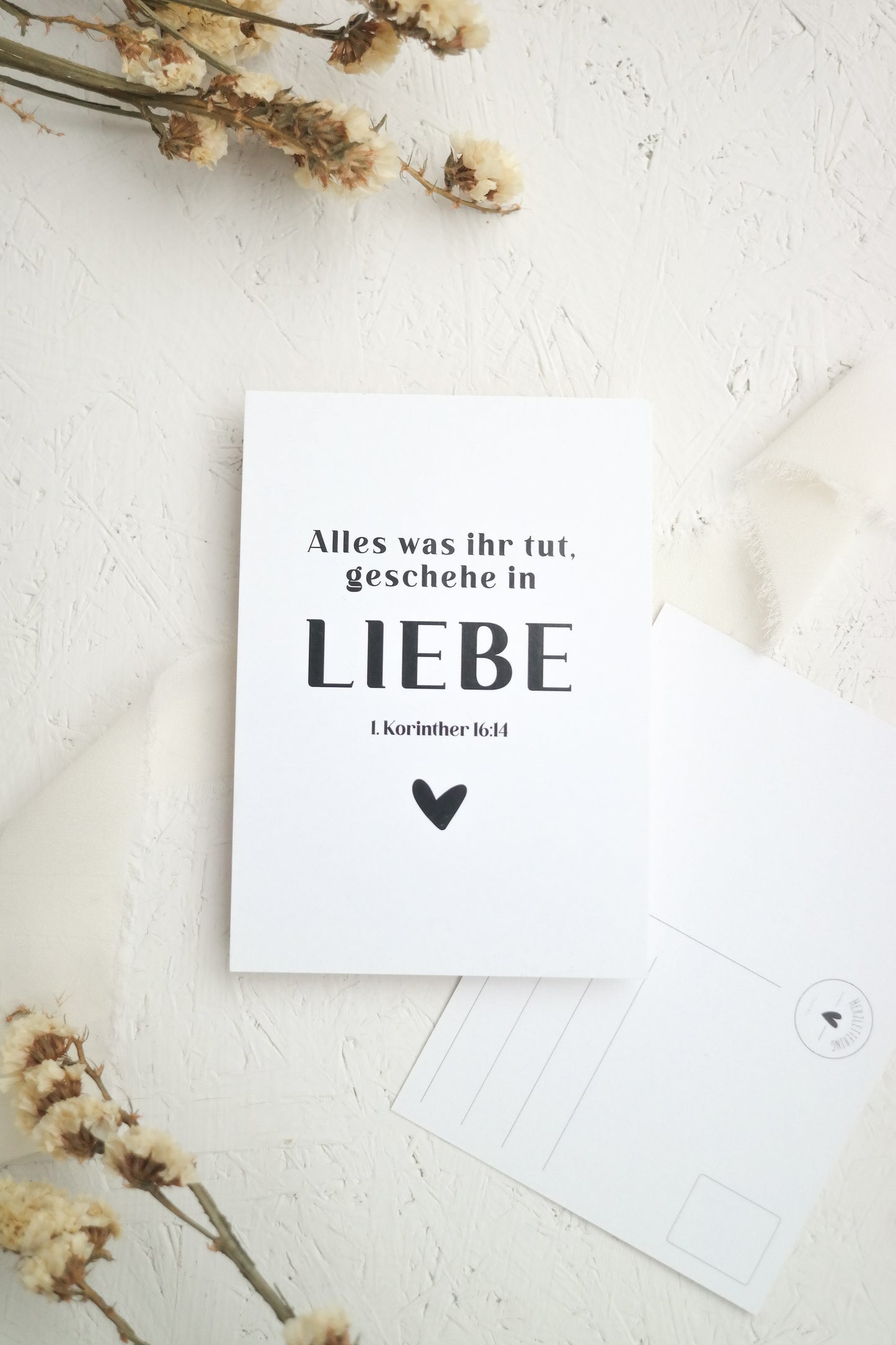 Postkarte "Alles was ihr tut, geschehe in Liebe. 1. Korinther 16,14“ minimalistisch, Jahreslosung 2024