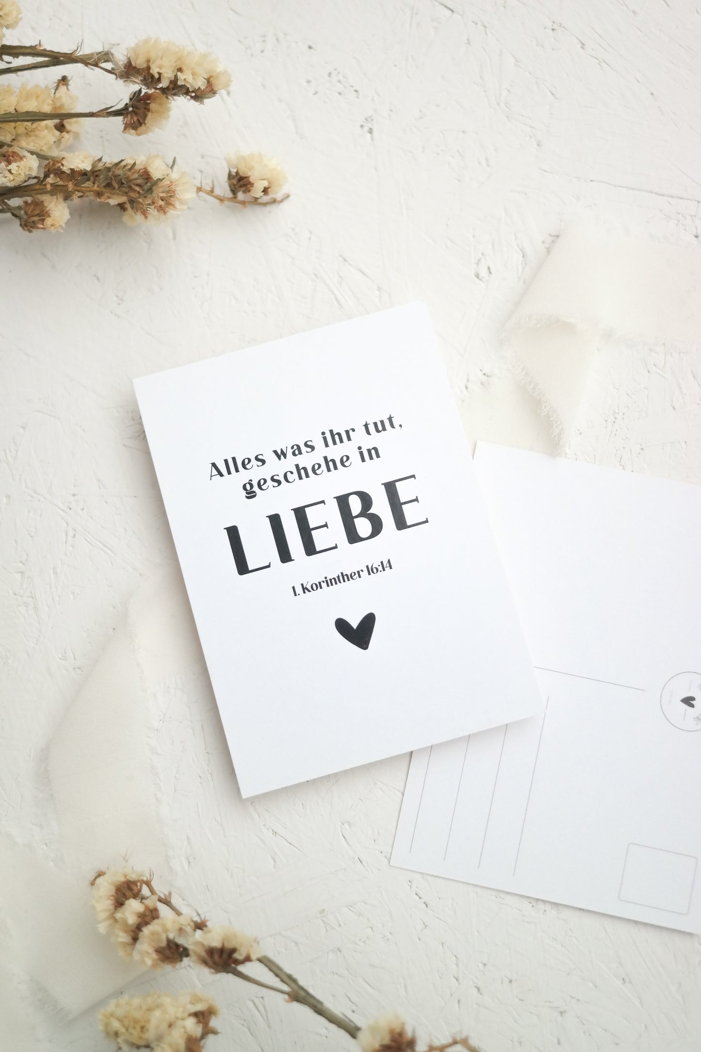 Postkarte "Alles was ihr tut, geschehe in Liebe. 1. Korinther 16,14“ minimalistisch, Jahreslosung 2024