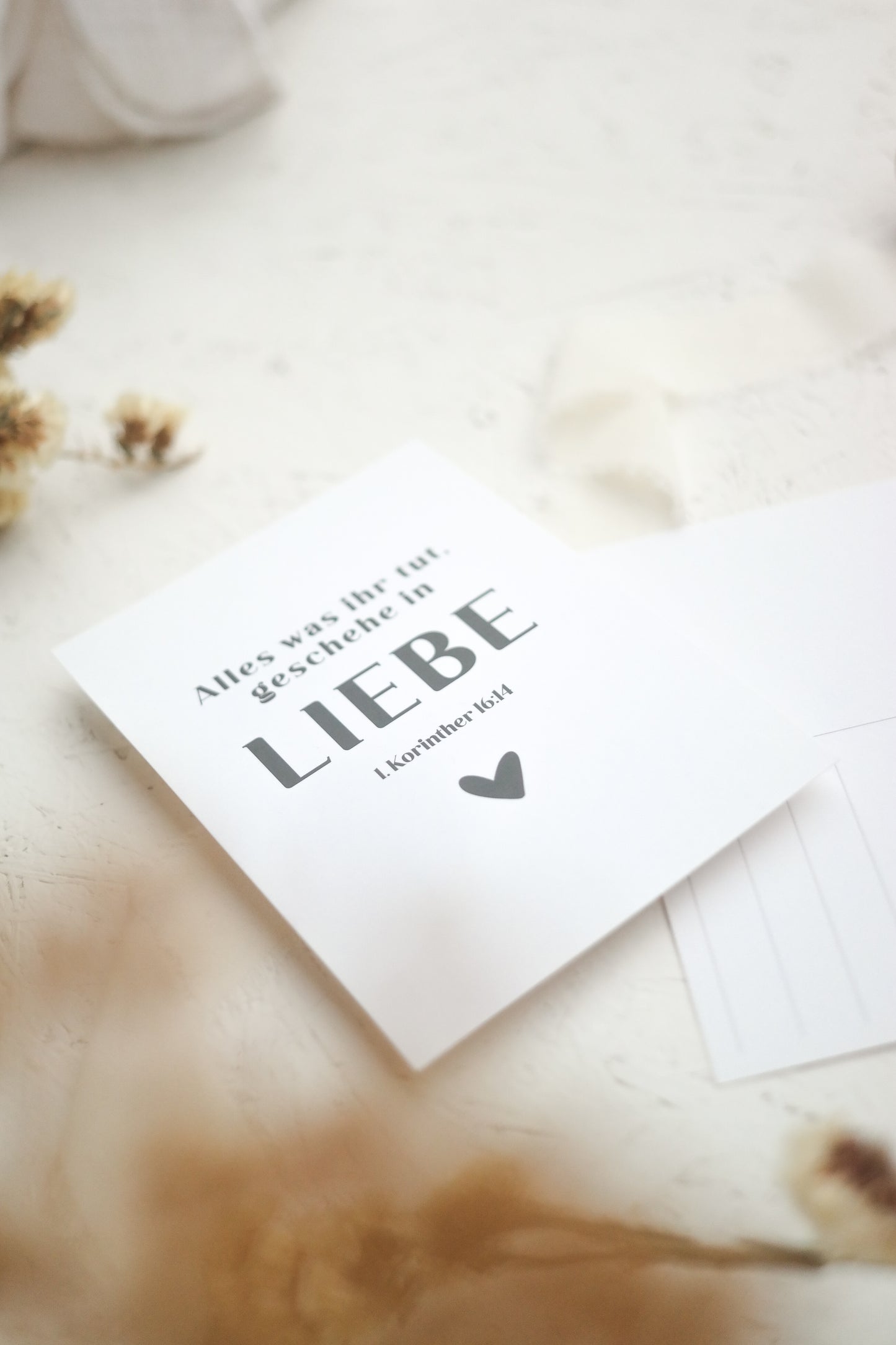 Postkarte "Alles was ihr tut, geschehe in Liebe. 1. Korinther 16,14“ minimalistisch, Jahreslosung 2024