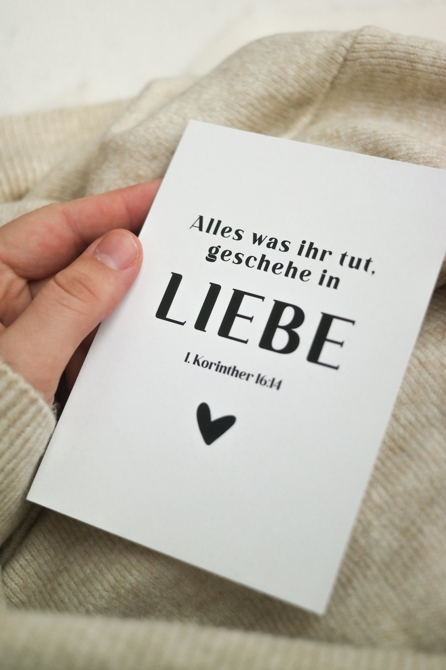 Postkarte "Alles was ihr tut, geschehe in Liebe. 1. Korinther 16,14“ minimalistisch, Jahreslosung 2024