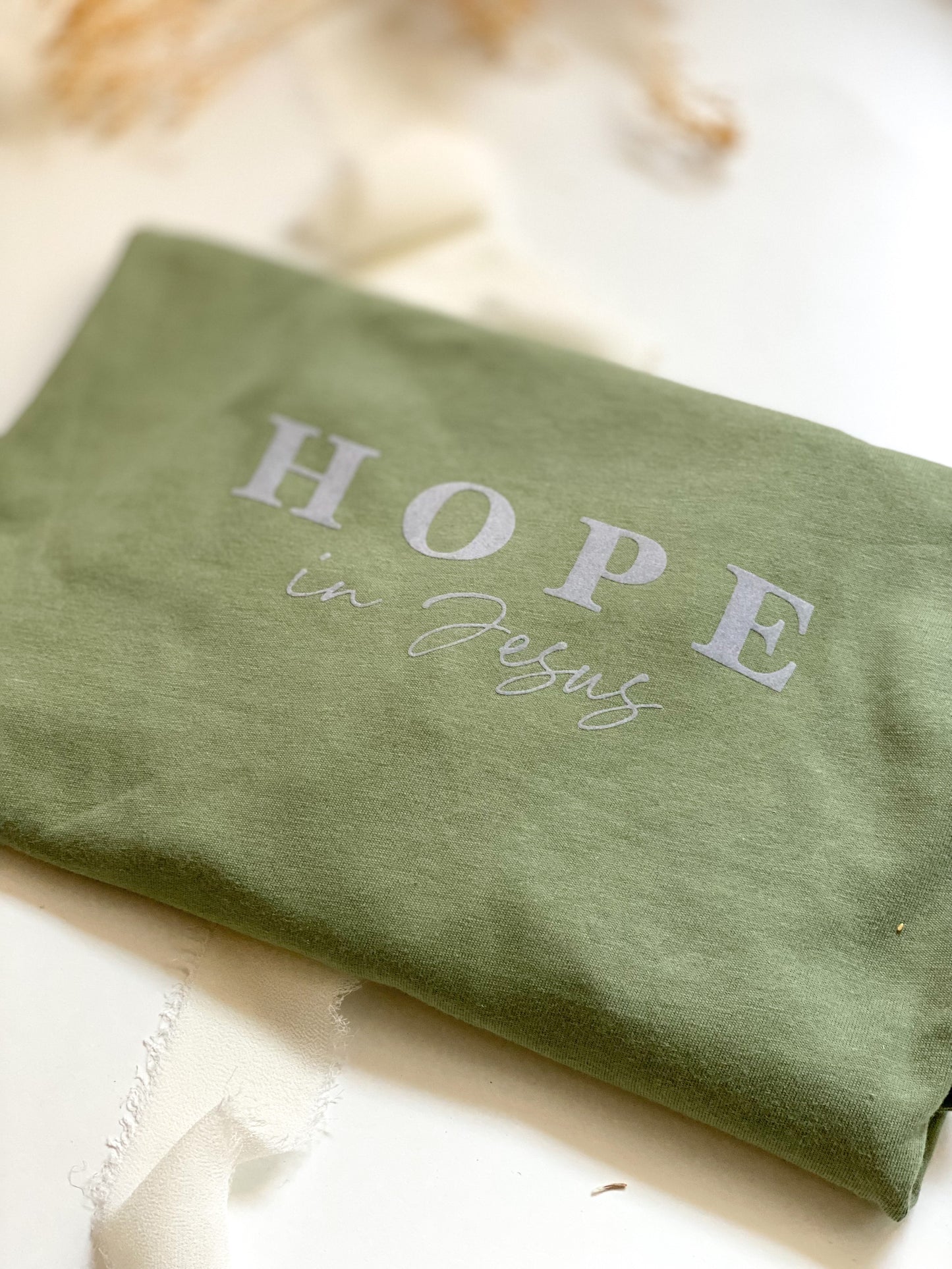 T-Shirt "HOPE in Jesus" soft olive